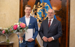 Kliinikumi ortopeedia arst-õppejõud Kaspar Tootsi Kultuurirahastu presidendi noore teadlase preemia pidulikul üleandmisel koos president Alar Karisega. Foto: Raigo Pajula