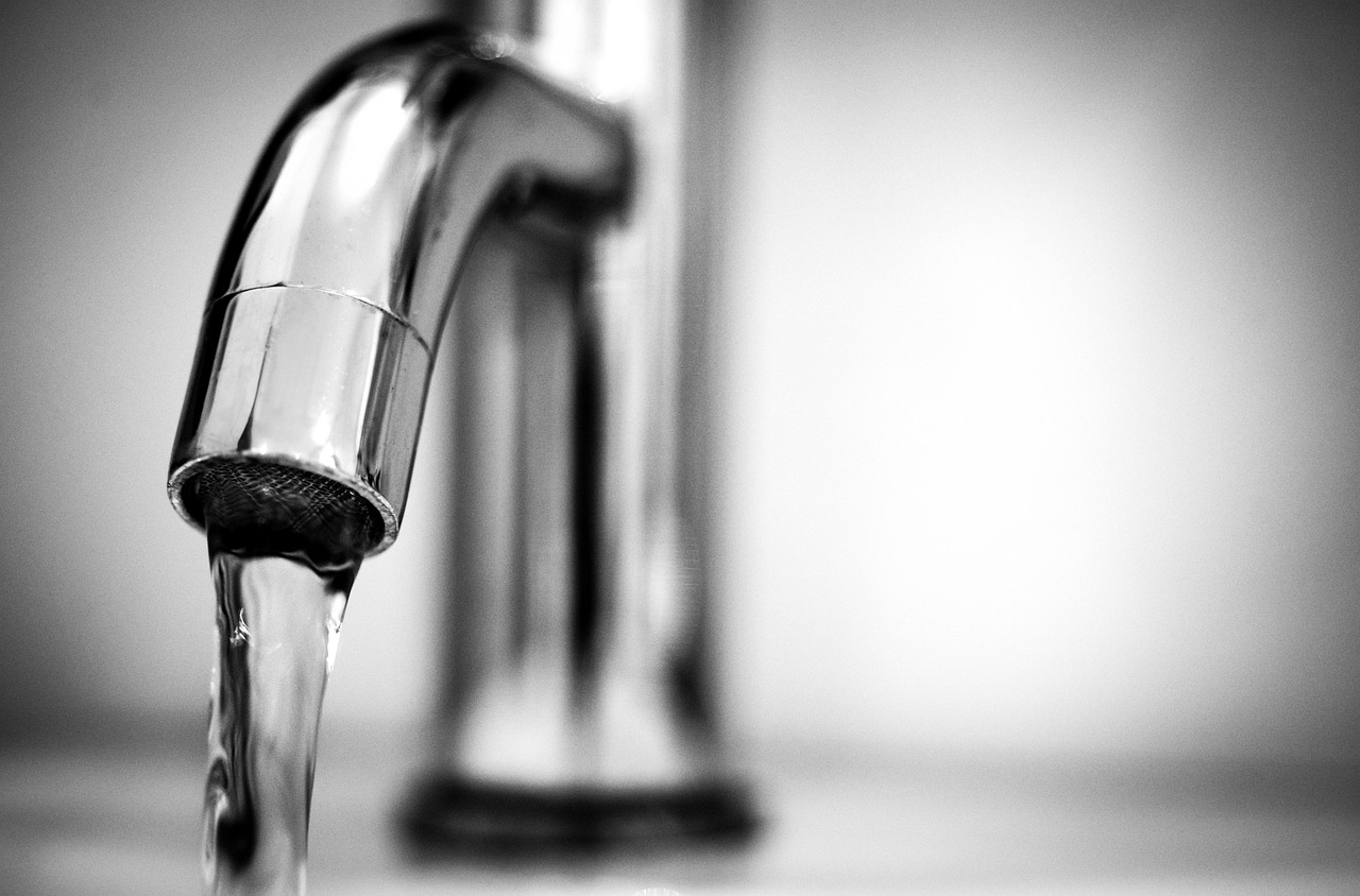 Enne Kuressaare kraanivee joomist ja selle kasutamist toidu valmistamisel peavad olema torud korralikult läbi loputatud. Foto: Pixabay