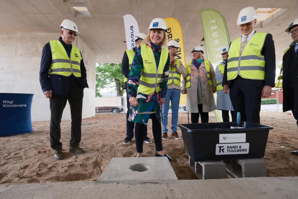 Viljandi kesklinnas asuv Tervikum peaks valmima 2025. aasta juuniks. Pildil terviseminister Riina Sikkut. Foto: Hendrik Osula, Riigi Kinnisvara AS 