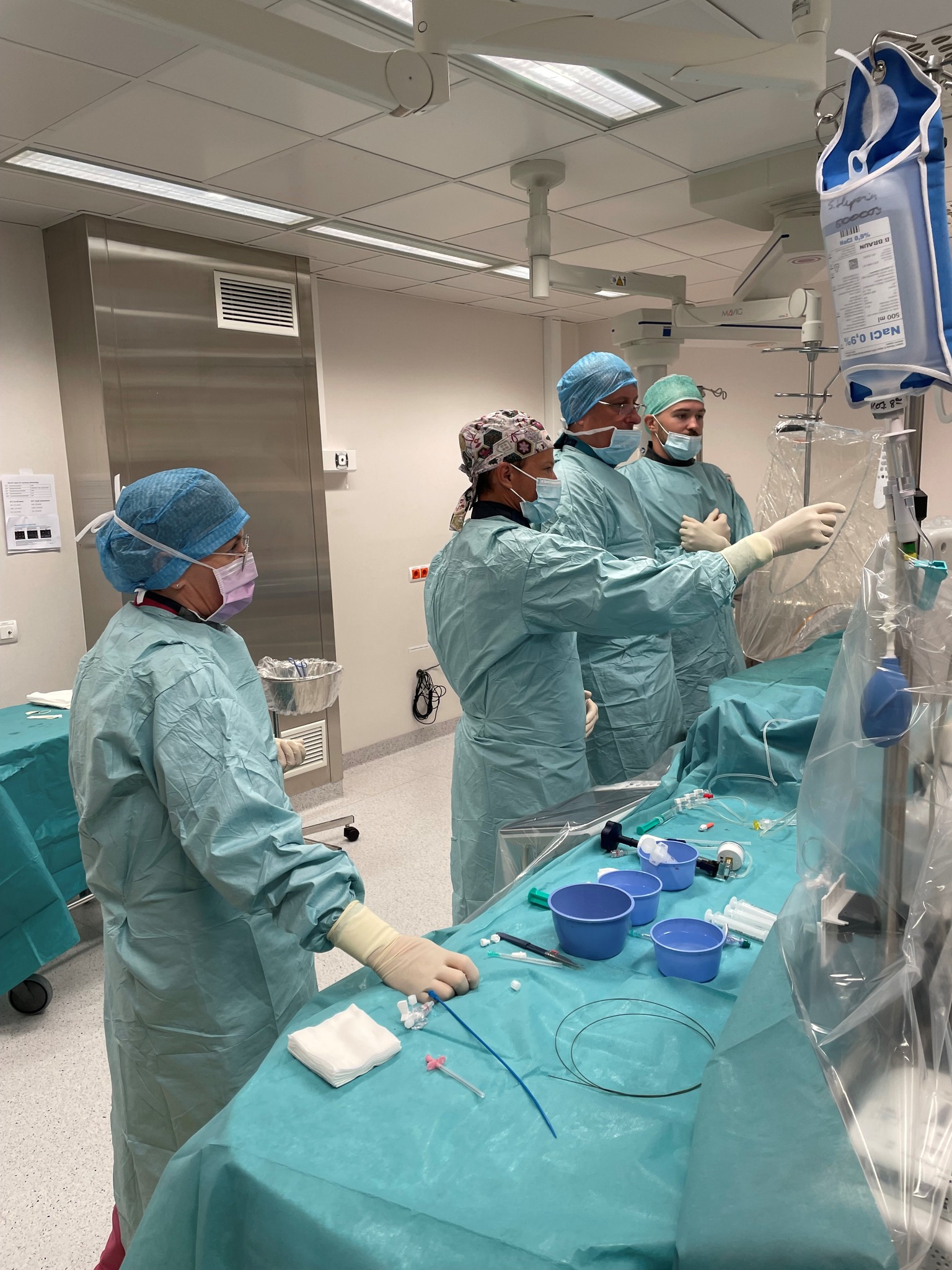 11. juulil tegid meie keskuse kardioloogid dr Rasmus Lubi ja dr Boris Lapidus proktor prof Marcin Kurzyna juhendamisel kahele patsiendile pulmonaalarteri stenooside angioplastika. Foto: Regionaalhaigla