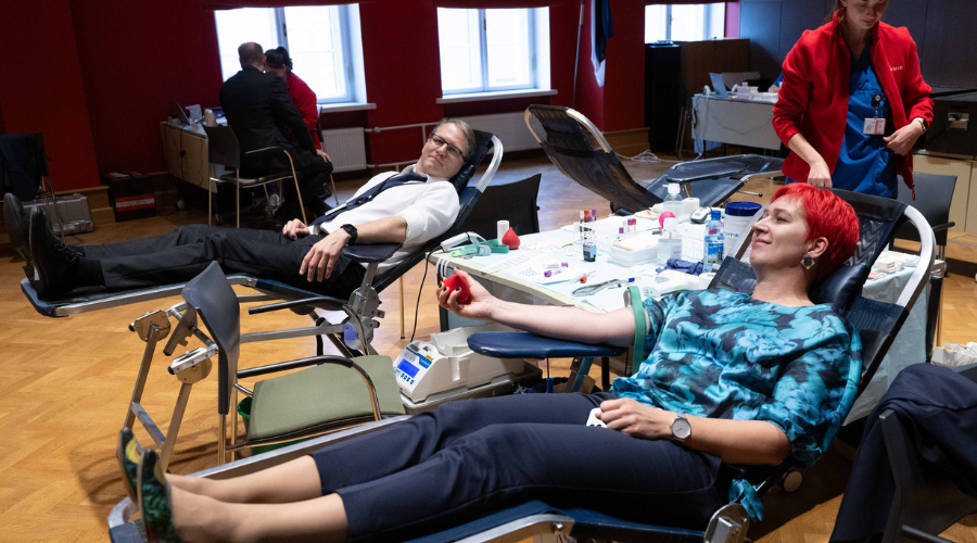 Riigikogu doonoripäeval kogutud veri aitab enam kui sadat inimest. Foto: Erik Peinar, Riigikogu Kantselei