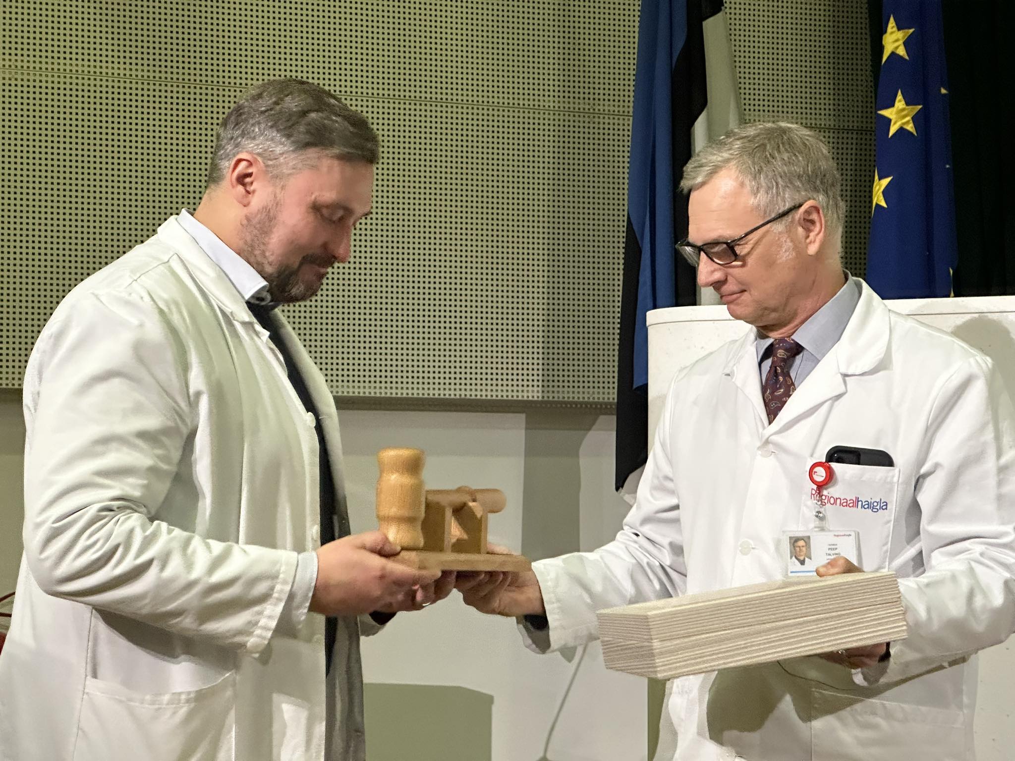 Senine haigla juhatuse liige-ülemarst prof Peep Talving (paremal)asub taas juhtima erakorralise kirurgia keskust. Foto: Regionaalhaigla
