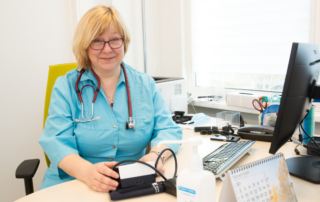 Dr Marje Oona räägib oma artiklis lähemalt, kuidas saab koduste ravivõtetega nohu, kurguvalu, köha, aga ka silmapõletikku leevendada.Foto: Tervisekassa