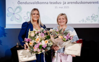 Regionaalhaigla “Aasta Õendustöötaja 2025” Minna-Mai Bergmann (vasakul) ja “Aasta Hooldustöötaja 2025” Anastasia Lohtenko (paremal) (Foto: Rauno Liivand)