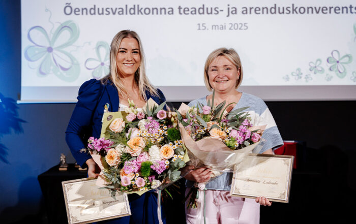 Regionaalhaigla “Aasta Õendustöötaja 2025” Minna-Mai Bergmann (vasakul) ja “Aasta Hooldustöötaja 2025” Anastasia Lohtenko (paremal) (Foto: Rauno Liivand)