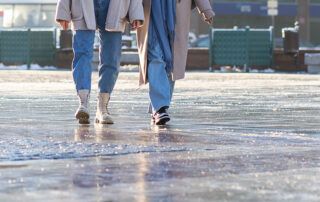 Kuidas talvel libisemisohtu vähendada: 5 soovitust, mis aitavad libedaga püsti püsida (pilt: Freepik)